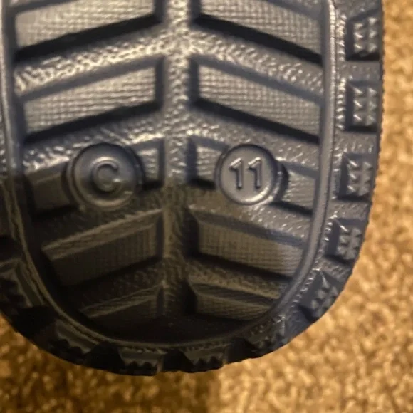 New without tags boys size 11c navy crocs lined - Picture 3 of 4